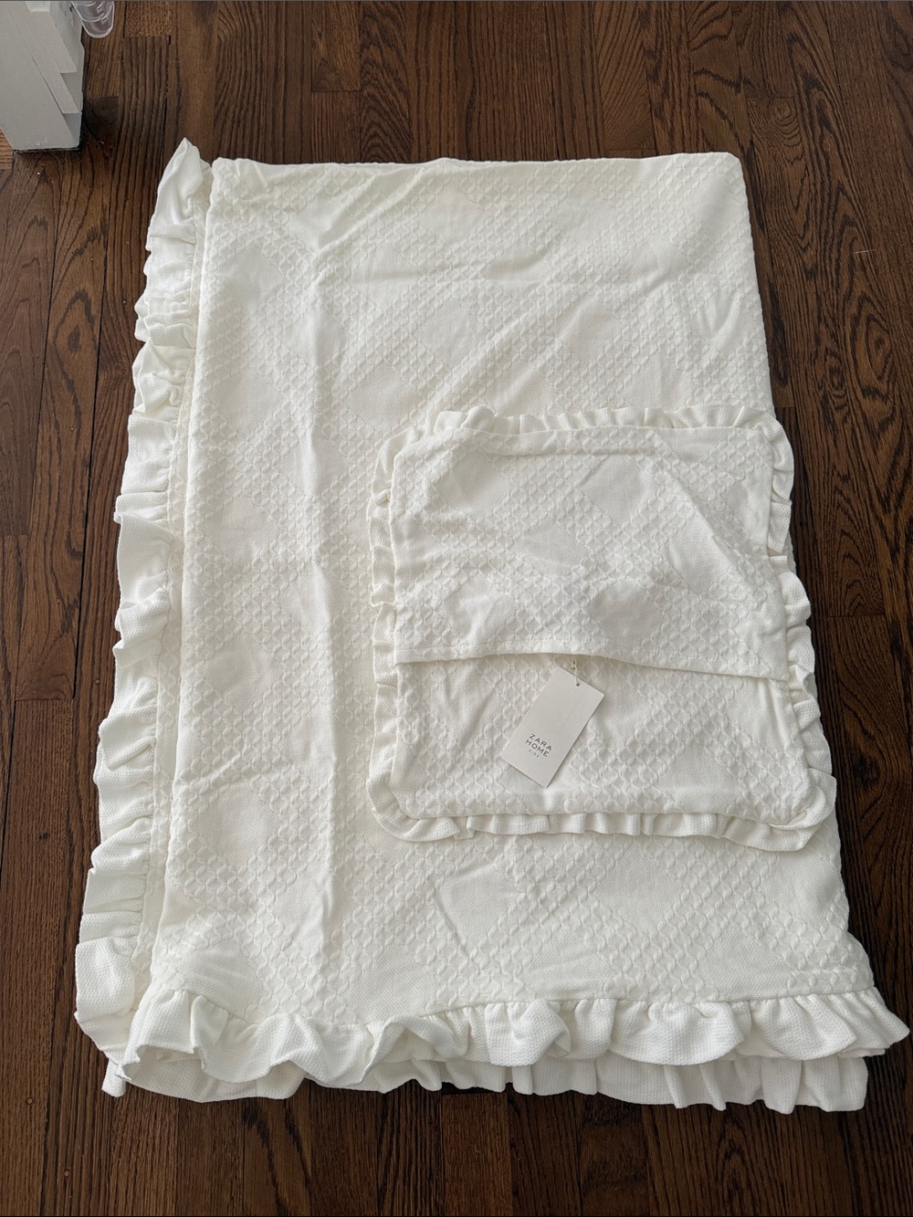 Zara home White Ruffled Quilted Throw with Matching Pillowcase
